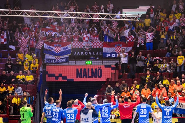 260119 Players and fans of Croatia celebrate after the EHF European Handball Championship preliminary round match between the Netherlands and Croatia on January 19, 2026 in Malmö. Photo: Petter Arvidson BILDBYRAN kod PA PA1126 handball handboll handball handbolls-em 2026 nederländerna netherlands croatia kroatien ehf european handball championship bbeng grappa33 jubel publik Copyright: PETTERxARVIDSON BB260119PA091