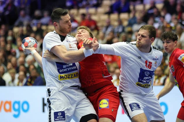 Österreich - Serbien, EHF Handball EM 2026 Lukas Hutecek (Österreich, 72) zwischen Mijajlo Marsenic (Serbien, 93) und Dragan Pechmalbec (Serbien, 46). Handball EHF Europameisterschaft, Länderspiel zwischen Österreich und Serbien am 19. Januar 2026 in Herning (Dänemark)., Herning Dänemark Jyske Bank Boxen