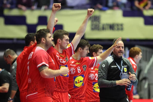 Österreich - Serbien, EHF Handball EM 2026 Jubel des österreichischen Teams um Trainer Iker Romero (Österreich) und Nikola Bilyk (Österreich, 53). Handball EHF Europameisterschaft, Länderspiel zwischen Österreich und Serbien am 19. Januar 2026 in Herning (Dänemark)., Herning Dänemark Jyske Bank Boxen