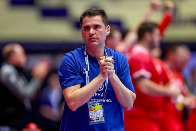 19.01.2026, Handball, Men s EHF EURO 2026, Österreich - Serbien, Jyske Bank Boxen in Herning, Dänemark, Preliminary Round: Headcoach Raul Gonzalez Gutierezz (Serbien hc) enttäuscht Enttäuschung gestikulierend am Spielfeldrand Dänemark