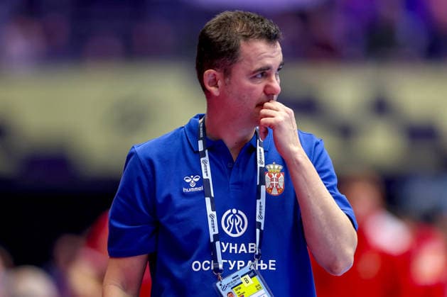 19.01.2026, Handball, Men s EHF EURO 2026, Österreich - Serbien, Jyske Bank Boxen in Herning, Dänemark, Preliminary Round: Headcoach Raul Gonzalez Gutierezz (Serbien hc) enttäuscht Enttäuschung gestikulierend am Spielfeldrand Dänemark