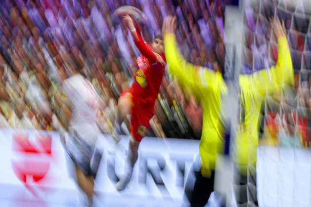 19.01.2026, Handball, Men s EHF EURO 2026, Österreich - Serbien, Jyske Bank Boxen in Herning, Dänemark, Preliminary Round: Dynamic Feature of players on the pitch Dynamik Dynamisch Symbolbild Sebastian Frimmel (Austria 20) wirft auf das Tor von Dejan Milosavljev (Serbien 96) Dänemark