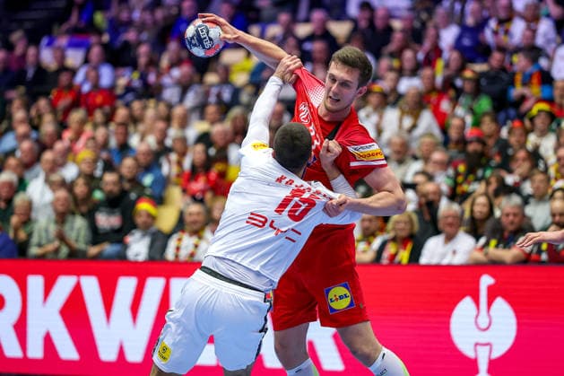19.01.2026, Handball, Men s EHF EURO 2026, Österreich - Serbien, Jyske Bank Boxen in Herning, Dänemark, Preliminary Round: Mykola Bilyk (Austria 53) im Zweikampf gegen Uros Kojadinovic (Serbien 15) Dänemark