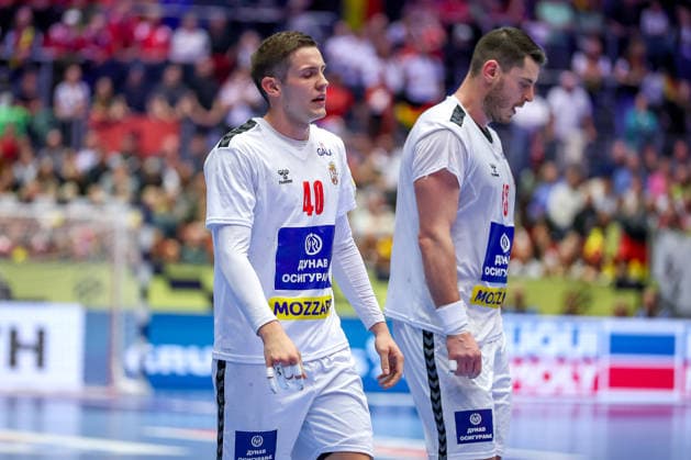 19.01.2026, Handball, Men s EHF EURO 2026, Österreich - Serbien, Jyske Bank Boxen in Herning, Dänemark, Preliminary Round: Stefan Dodic (Serbien 40) Mijajlo Marsenic (Serbien 93) enttäuscht Enttäuschung nach der Niederlage gegen Österreich Dänemark