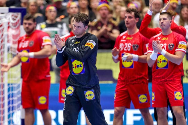 19.01.2026, Handball, Men s EHF EURO 2026, Österreich - Serbien, Jyske Bank Boxen in Herning, Dänemark, Preliminary Round: Player of the Match ehrung Auszeichnung Constantin Möstl (Austria 98) Dänemark *** 19 01 2026, Handball, Men s EHF EURO 2026, Austria Serbia, Jyske Bank Boxing in Herning, Denmark, Preliminary Round Player of the Match Award Constantin Möstl Austria 98 Denmark