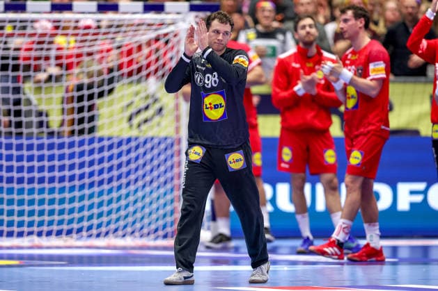 19.01.2026, Handball, Men s EHF EURO 2026, Österreich - Serbien, Jyske Bank Boxen in Herning, Dänemark, Preliminary Round: Player of the Match ehrung Auszeichnung Constantin Möstl (Austria 98) Dänemark