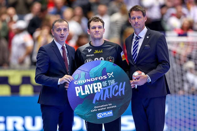 19.01.2026, Handball, Men s EHF EURO 2026, Österreich - Serbien, Jyske Bank Boxen in Herning, Dänemark, Preliminary Round: Player of the Match ehrung Auszeichnung Constantin Möstl (Austria 98) Dänemark