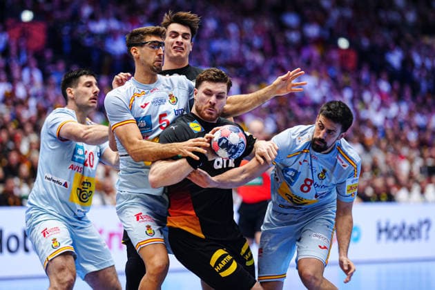 Antonio Serradilla (Spanien, 05), Johannes Golla (Deutschland, 04), Agustin Casado (Spanien, 08) DEN, Deutschland vs. Spanien, Handball, EHF Europameisterschaft 2026, Gruppe A, Spieltag 3, 19.01.2026 DEN, Deutschland vs. Spanien, Handball, EHF Europameisterschaft 2026, Gruppe A, Spieltag 3, 19.01.2026 Herning *** Antonio Serradilla Spain, 05 , Johannes Golla Germany, 04 , Agustin Casado Spain, 08 DEN, Germany vs Spain, Handball, EHF European Championship 2026, Group A, Matchday 3, 19 01 2026 DEN, Germany vs Spain, Handball, EHF European Championship 2026, Group A, Matchday 3, 19 01 2026 Herning Copyright: xEibner-Pressefoto MarcelxvonxFehrnx EP_MFN