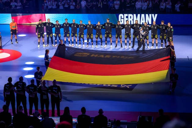 19.01.2026, Handball, Men s EHF EURO 2026, Deutschland - Spanien, Jyske Bank Boxen in Herning, Dänemark, Preliminary Round: Das deutsche Team steht bei der Nationalhymne Arm in Arm zusammen. Dänemark