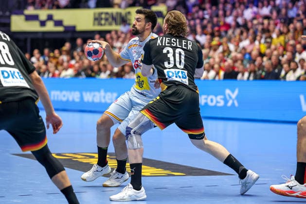 19.01.2026, Handball, Men s EHF EURO 2026, Deutschland - Spanien, Jyske Bank Boxen in Herning, Dänemark, Preliminary Round: Agustin Casado Marcelo (Espania 08) im Zweikampf gegen Tom Kiesler (Germany 30) Dänemark