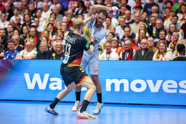 19.01.2026, Handball, Men s EHF EURO 2026, Deutschland - Spanien, Jyske Bank Boxen in Herning, Dänemark, Preliminary Round: Matthes Langhoff (Germany 13) im Zweikampf gegen Ian Tarrafeta Serrano (Espania 09) Dänemark