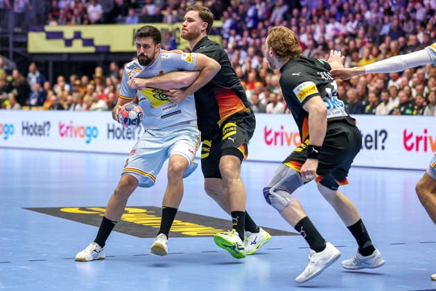 19.01.2026, Handball, Men s EHF EURO 2026, Deutschland - Spanien, Jyske Bank Boxen in Herning, Dänemark, Preliminary Round: Agustin Casado Marcelo (Espania 08) im Zweikampf gegen Johannes Golla (Germany 04) Tom Kiesler (Germany 30) Dänemark