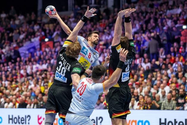 19.01.2026, Handball, Men s EHF EURO 2026, Deutschland - Spanien, Jyske Bank Boxen in Herning, Dänemark, Preliminary Round: Agustin Casado Marcelo (Espania 08) im Zweikampf gegen Tom Kiesler (Germany 30) Johannes Golla (Germany 04) Dänemark