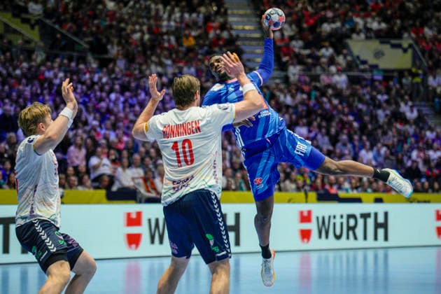European Handball Championship 2026 France Norway Baerun 20260119 Norway s Vetle Ronningen and France s Dika Mem during the European Championship handball match between France and Norway in Unity arena Photo Stian Lysberg Solum NTB Baerun Norway EDITORIAL USE ONLY RESTRICTED USE FOR BETTING COMPANIES  Copyright: xStianxLysbergxSolumx xNTBx