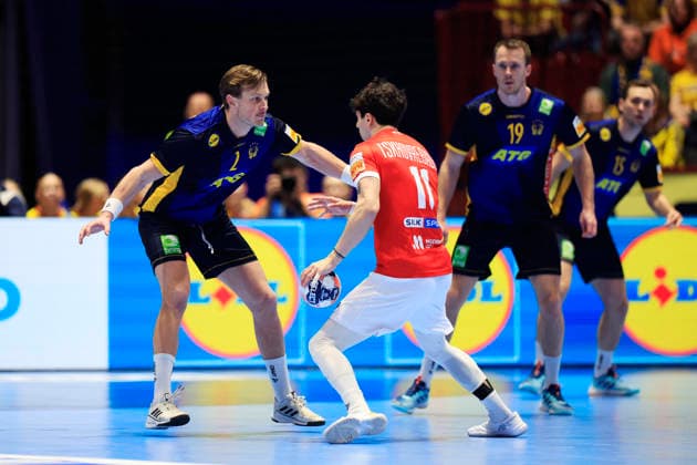 MALMÖ, SVERIGE 20260119 Sveriges Jonathan Carlsbogard och Georgiens Giorgi Tskhovrebadze under gruppspelsmatchen i handbolls-EM grupp E mellan Georgien och Sverige i Malmö Arena, Malmö, Sverige, 19 januari, 2026. MALMÖ SVERIGE x10600x