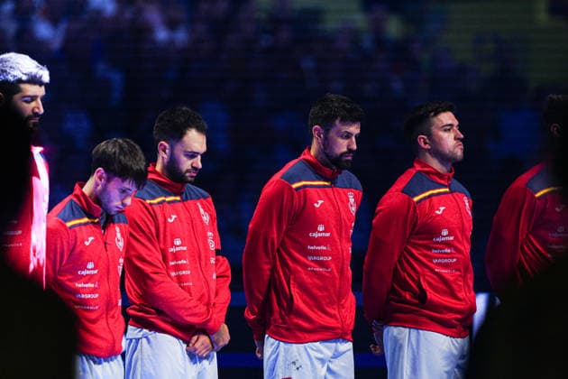 Spieler Spanien bei Schweigeminute fuer Opfer von Zugunglueck in Cordoba DEN, Deutschland vs. Spanien, Handball, EHF Europameisterschaft 2026, Gruppe A, Spieltag 3, 19.01.2026 DEN, Deutschland vs. Spanien, Handball, EHF Europameisterschaft 2026, Gruppe A, Spieltag 3, 19.01.2026 Herning Copyright: xEibner-Pressefoto MarcelxvonxFehrnx EP_MFN