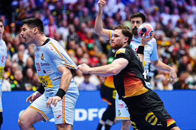 Wurf Tor Johannes Golla (Deutschland, 04) DEN, Deutschland vs. Spanien, Handball, EHF Europameisterschaft 2026, Gruppe A, Spieltag 3, 19.01.2026 DEN, Deutschland vs. Spanien, Handball, EHF Europameisterschaft 2026, Gruppe A, Spieltag 3, 19.01.2026 Herning Copyright: xEibner-Pressefoto MarcelxvonxFehrnx EP_MFN