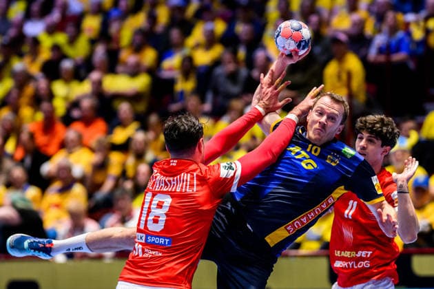 260119 Felix Claar of Sweden against Erekle Arsenashvili and Giorgi Tskhovrebadze of Georgia during the EHF European Handball Championship preliminary round match between Georgia and Sweden on January 19, 2026 in Malmö. Photo: Petter Arvidson BILDBYRAN kod PA PA1125 handball handboll handball handbolls-em 2026 georgien sverige sweden ehf european handball championship georgia bbeng Copyright: PETTERxARVIDSON BB260119PA131