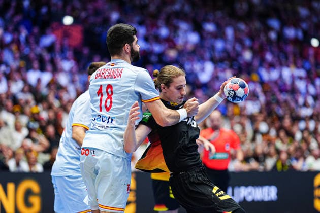 Imanol Garciandia (Spanien, 18), Juri Knorr (Deutschland, 15) DEN, Deutschland vs. Spanien, Handball, EHF Europameisterschaft 2026, Gruppe A, Spieltag 3, 19.01.2026 DEN, Deutschland vs. Spanien, Handball, EHF Europameisterschaft 2026, Gruppe A, Spieltag 3, 19.01.2026 Herning Copyright: xEibner-Pressefoto MarcelxvonxFehrnx EP_MFN