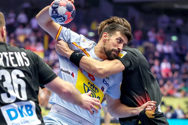 19.01.2026, Handball, Men s EHF EURO 2026, Deutschland - Spanien, Jyske Bank Boxen in Herning, Dänemark, Preliminary Round: Agustin Casado Marcelo (Espania 08) im Zweikampf gegen Julian Köster (Germany 18) Dänemark