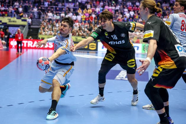 19.01.2026, Handball, Men s EHF EURO 2026, Deutschland - Spanien, Jyske Bank Boxen in Herning, Dänemark, Preliminary Round: Alex Dujshebaev Dovichebaeva (Espania 10) im Zweikampf gegen Julian Köster (Germany 18) Juri Knorr (Germany 15) Dänemark