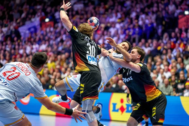 19.01.2026, Handball, Men s EHF EURO 2026, Deutschland - Spanien, Jyske Bank Boxen in Herning, Dänemark, Preliminary Round: Tom Kiesler (Germany 30) Johannes Golla (Germany 04) verteidigen am Kreis Dänemark