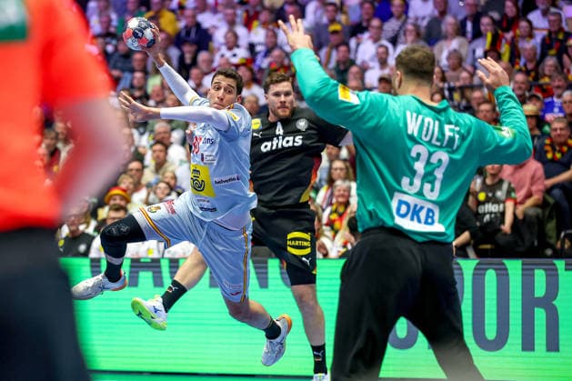 19.01.2026, Handball, Men s EHF EURO 2026, Deutschland - Spanien, Jyske Bank Boxen in Herning, Dänemark, Preliminary Round: Ian Barrufet Torrebejano (Espania 80) wirft auf das Tor von Andreas Wolff (Germany 33) Dänemark
