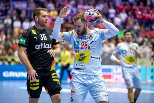 19.01.2026, Handball, Men s EHF EURO 2026, Deutschland - Spanien, Jyske Bank Boxen in Herning, Dänemark, Preliminary Round: Lukas Mertens (Germany 36) im Zweikampf gegen Aleix Gomez Abello (Espania 28) Dänemark