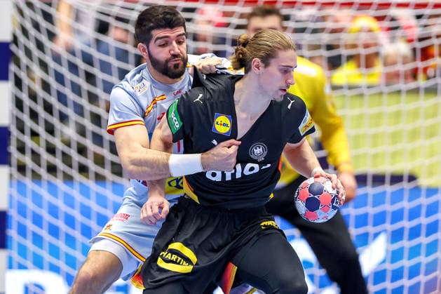 19.01.2026, Handball, Men s EHF EURO 2026, Deutschland - Spanien, Jyske Bank Boxen in Herning, Dänemark, Preliminary Round: Agustin Casado Marcelo (Espania 08) im Zweikampf gegen Juri Knorr (Germany 15) Dänemark *** 19 01 2026, Handball, Men s EHF EURO 2026, Germany Spain, Jyske Bank Boxing in Herning, Denmark, Preliminary Round Agustin Casado Marcelo Espania 08 in a duel against Juri Knorr Germany 15 Denmark