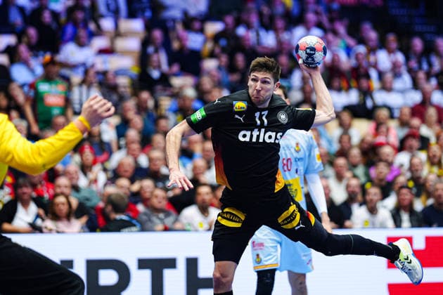 Wurf Tor Lukas Zerbe (Deutschland, 17) DEN, Deutschland vs. Spanien, Handball, EHF Europameisterschaft 2026, Gruppe A, Spieltag 3, 19.01.2026 DEN, Deutschland vs. Spanien, Handball, EHF Europameisterschaft 2026, Gruppe A, Spieltag 3, 19.01.2026 Herning Copyright: xEibner-Pressefoto MarcelxvonxFehrnx EP_MFN