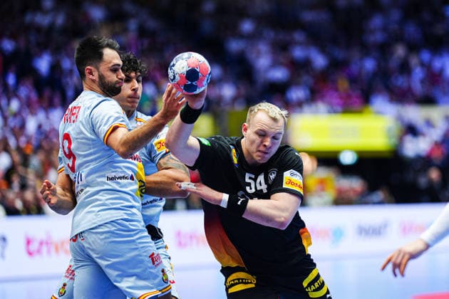 Ian Tarrafeta (Spanien, 09), Justus Fischer (Deutschland, 54) DEN, Deutschland vs. Spanien, Handball, EHF Europameisterschaft 2026, Gruppe A, Spieltag 3, 19.01.2026 DEN, Deutschland vs. Spanien, Handball, EHF Europameisterschaft 2026, Gruppe A, Spieltag 3, 19.01.2026 Herning Copyright: xEibner-Pressefoto MarcelxvonxFehrnx EP_MFN
