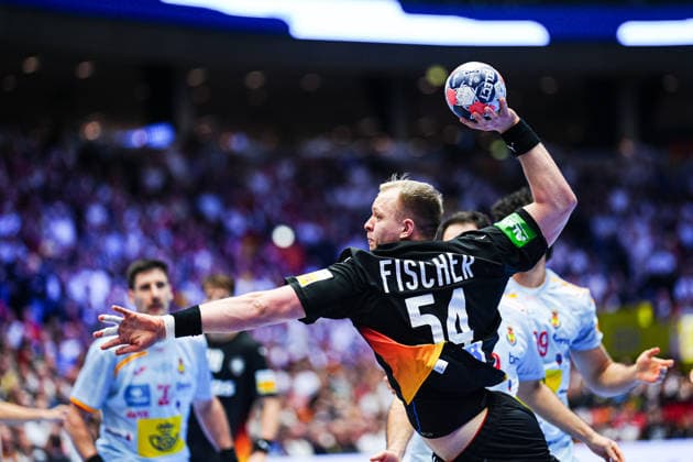 Wurf Tor Justus Fischer (Deutschland, 54) DEN, Deutschland vs. Spanien, Handball, EHF Europameisterschaft 2026, Gruppe A, Spieltag 3, 19.01.2026 DEN, Deutschland vs. Spanien, Handball, EHF Europameisterschaft 2026, Gruppe A, Spieltag 3, 19.01.2026 Herning Copyright: xEibner-Pressefoto MarcelxvonxFehrnx EP_MFN