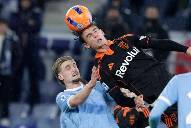 Serie A football match SS Lazio vs Como Lazio™s Dutch midfielder Kenneth Taylor challenges for the ball with Como™s Argentinian midfielder Nico Paz during the Serie A football match SS Lazio vs Como at Olimpico Stadium on January 19, 2026, in Rome. _BPH6684 Copyright: xAntonioxBalascox