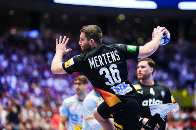 Wurf Tor Lukas Mertens (Deutschland, 36) DEN, Deutschland vs. Spanien, Handball, EHF Europameisterschaft 2026, Gruppe A, Spieltag 3, 19.01.2026 DEN, Deutschland vs. Spanien, Handball, EHF Europameisterschaft 2026, Gruppe A, Spieltag 3, 19.01.2026 Herning *** Throw Goal Lukas Mertens Germany, 36 DEN, Germany vs Spain, Handball, EHF European Championship 2026, Group A, Matchday 3, 19 01 2026 DEN, Germany vs Spain, Handball, EHF European Championship 2026, Group A, Matchday 3, 19 01 2026 Herning Copyright: xEibner-Pressefoto MarcelxvonxFehrnx EP_MFN