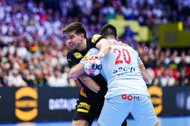 Julian Koester (Deutschland, 18), Abel Serdio (Spanien, 20) DEN, Deutschland vs. Spanien, Handball, EHF Europameisterschaft 2026, Gruppe A, Spieltag 3, 19.01.2026 DEN, Deutschland vs. Spanien, Handball, EHF Europameisterschaft 2026, Gruppe A, Spieltag 3, 19.01.2026 Herning Copyright: xEibner-Pressefoto MarcelxvonxFehrnx EP_MFN