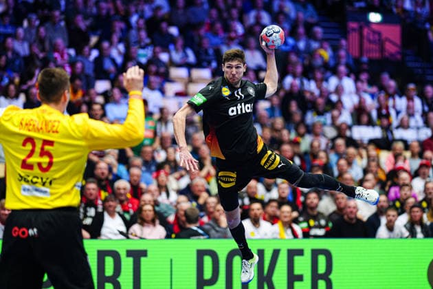 Wurf Tor Lukas Zerbe (Deutschland, 17) DEN, Deutschland vs. Spanien, Handball, EHF Europameisterschaft 2026, Gruppe A, Spieltag 3, 19.01.2026 DEN, Deutschland vs. Spanien, Handball, EHF Europameisterschaft 2026, Gruppe A, Spieltag 3, 19.01.2026 Herning Copyright: xEibner-Pressefoto MarcelxvonxFehrnx EP_MFN