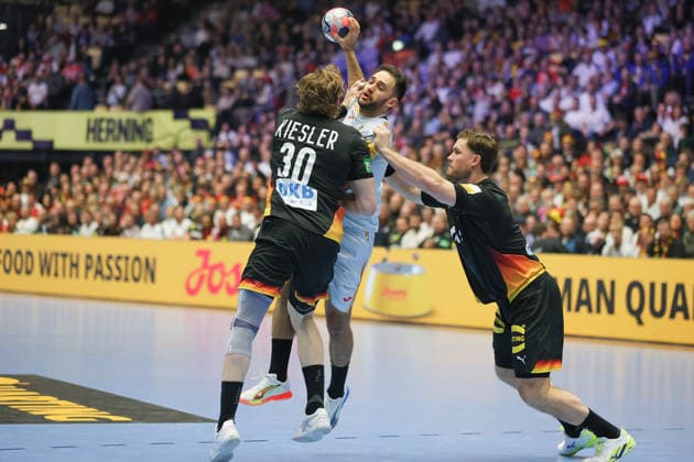 Deutschland - Spanien, EHF Handball EM 2026 Ian Tarrafeta Serrano (Spanien, 9) gegen Tom Kiesler (Deutschland, 30) und Johannes Golla (Deutschland, 4). Handball EHF Europameisterschaft, Länderspiel zwischen Deutschland und Spanien am 19. Januar 2026 in Herning (Dänemark)., Herning Dänemark Jyske Bank Boxen