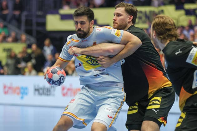 Deutschland - Spanien, EHF Handball EM 2026 Johannes Golla (Deutschland, 4) verteidigt gegen Agustin Casado Marcelo (Spanien, 8). Handball EHF Europameisterschaft, Länderspiel zwischen Deutschland und Spanien am 19. Januar 2026 in Herning (Dänemark)., Herning Dänemark Jyske Bank Boxen