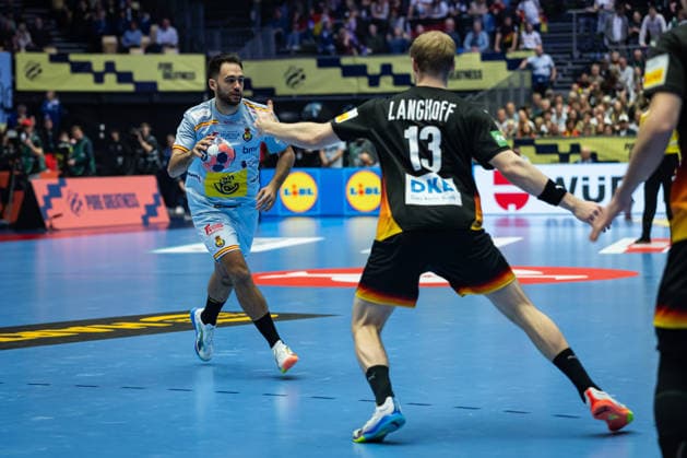 HERNING, DENMARK - JANUARY 19: Ian Tarrafeta Serrano (Spain, 09) against Matthes Langhoff (Germany, 13) during the EHF EURO 2026 match between Germany vs Spain at Jyske Bank Boxen Arena on matchday 3 of the Group Matches Group A on January 19, 2026 in Herning, Denmark. Midtjylland Denmark Copyright: xMarioxM.xKobergx