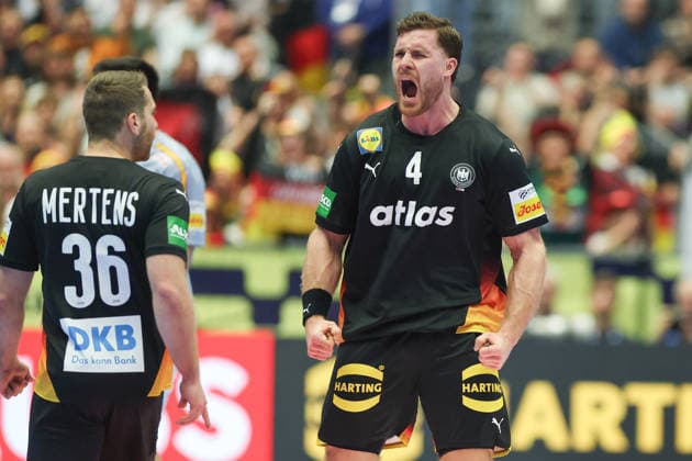 Deutschland - Spanien, EHF Handball EM 2026 Johannes Golla (Deutschland, 4) jubelt, links Lukas Mertens (Deutschland, 36). Handball EHF Europameisterschaft, Länderspiel zwischen Deutschland und Spanien am 19. Januar 2026 in Herning (Dänemark)., Herning Dänemark Jyske Bank Boxen