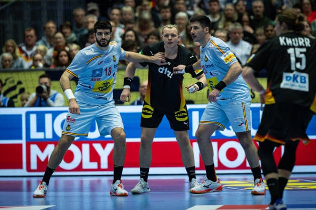 HERNING, DENMARK - JANUARY 19: Imanol Garciandia Alustiza (Spain, 18), Justus Fischer (Germany, 54), Abel Serdio Guntin (Spain, 20) during the EHF EURO 2026 match between Germany vs Spain at Jyske Bank Boxen Arena on matchday 3 of the Group Matches Group A on January 19, 2026 in Herning, Denmark. Midtjylland Denmark Copyright: xMarioxM.xKobergx