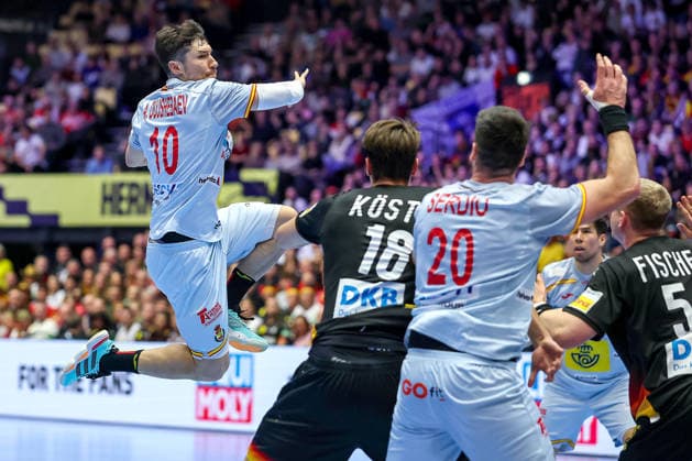19.01.2026, Handball, Men s EHF EURO 2026, Deutschland - Spanien, Jyske Bank Boxen in Herning, Dänemark, Preliminary Round: Alex Dujshebaev Dovichebaeva (Espania 10) wirft über Julian Köster (Germany 18) Justus Fischer (Germany 54) aufs Tor Dänemark