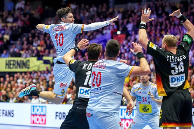 19.01.2026, Handball, Men s EHF EURO 2026, Deutschland - Spanien, Jyske Bank Boxen in Herning, Dänemark, Preliminary Round: Alex Dujshebaev Dovichebaeva (Espania 10) wirft über Julian Köster (Germany 18) Justus Fischer (Germany 54) aufs Tor Dänemark