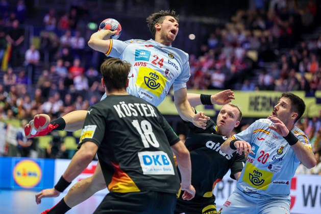 19.01.2026, Handball, Men s EHF EURO 2026, Deutschland - Spanien, Jyske Bank Boxen in Herning, Dänemark, Preliminary Round: Daniel Dujshebaev Dovichebaeva (Espania 24) wirft über Julian Köster (Germany 18) Justus Fischer (Germany 54) aufs Tor Dänemark