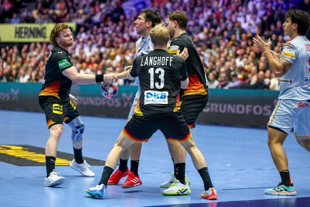 19.01.2026, Handball, Men s EHF EURO 2026, Deutschland - Spanien, Jyske Bank Boxen in Herning, Dänemark, Preliminary Round: Tom Kiesler (Germany 30) Matthes Langhoff (Germany 13) Johannes Golla (Germany 04) verteidigen am Kreis Dänemark