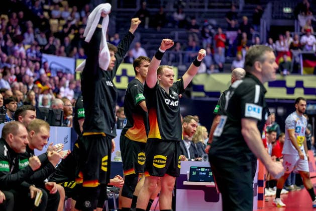19.01.2026, Handball, Men s EHF EURO 2026, Deutschland - Spanien, Jyske Bank Boxen in Herning, Dänemark, Preliminary Round: Justus Fischer (Germany 54) jubeklnd gestikulierend am Spielfeldrand Dänemark