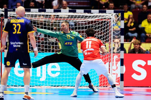 MALMÖ, SVERIGE 20260119 Sveriges Andreas Palicka släpper in en straff av Georgiens Giorgi Tskhovrebadze under gruppspelsmatchen i handbolls-EM grupp E mellan Georgien och Sverige i Malmö Arena, Malmö, Sverige, 19 januari, 2026. MALMÖ SVERIGE x10600x