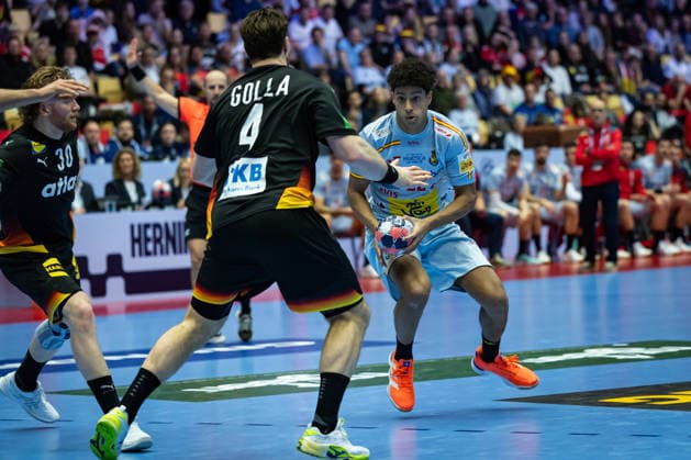 HERNING, DENMARK - JANUARY 19: Marcos Fis Ballester (Spain, 22) against Johannes Golla (Germany, 04) during the EHF EURO 2026 match between Germany vs Spain at Jyske Bank Boxen Arena on matchday 3 of the Group Matches Group A on January 19, 2026 in Herning, Denmark. Midtjylland Denmark Copyright: xMarioxM.xKobergx