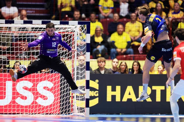 MALMÖ, SVERIGE 20260119 Georgiens Zurab Tsintsadze räddar ett skott fran Sveriges Jonathan Carlsbogard under gruppspelsmatchen i handbolls-EM grupp E mellan Georgien och Sverige i Malmö Arena, Malmö, Sverige, 19 januari, 2026. MALMÖ SVERIGE x10600x