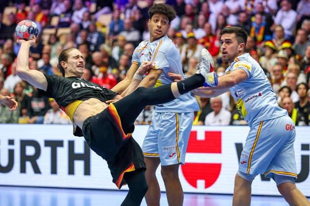 19.01.2026, Handball, Men s EHF EURO 2026, Deutschland - Spanien, Jyske Bank Boxen in Herning, Dänemark, Preliminary Round: Juri Knorr (Germany 15) im Zweikampf gegen Marcos Fis Ballester (Espania 22) Jan Gurri Aregay (Espania 07) Dänemark
